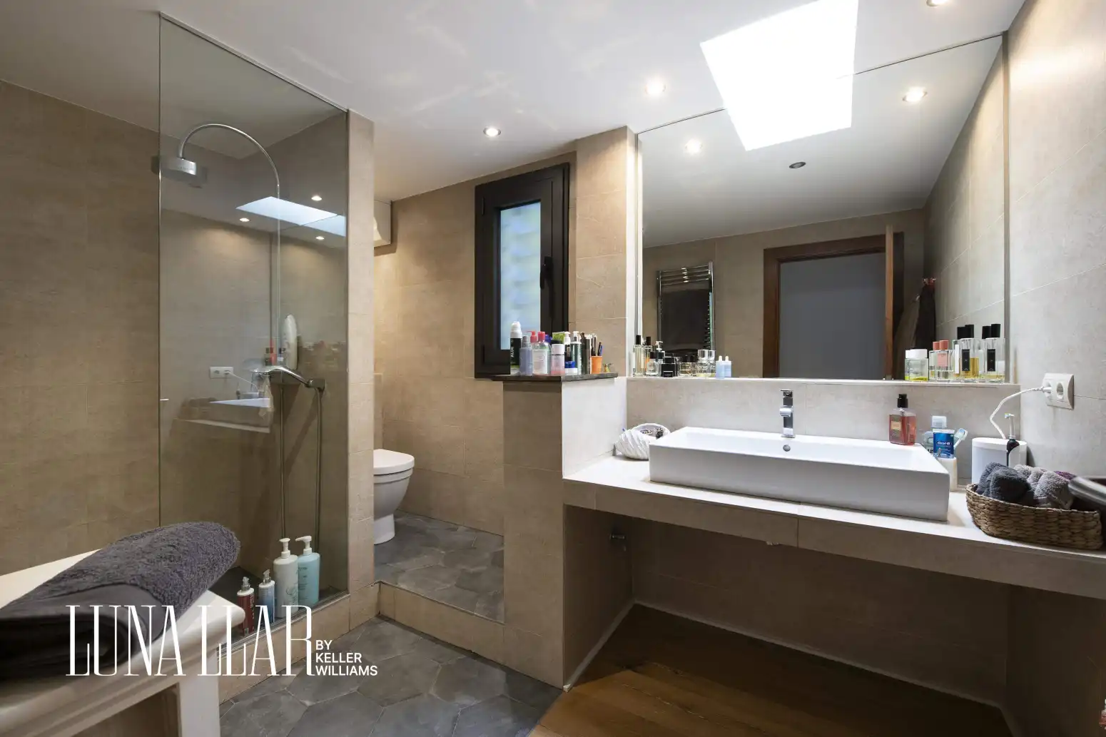 Badezimmer von Dachboden zum Verkauf in Gavà mit Heizung, Parkett und Terrasse