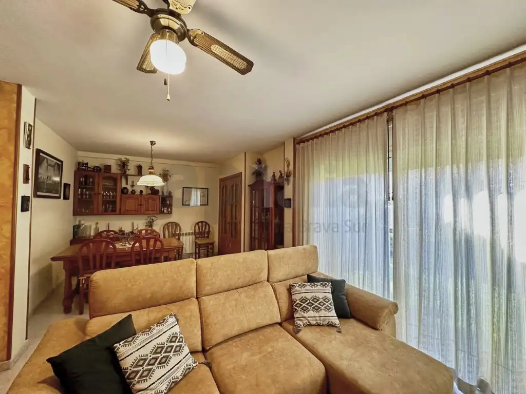 Sala de estar de Casa adosada en venta en Lloret de Mar con Calefacción, Jardín privado y Terraza