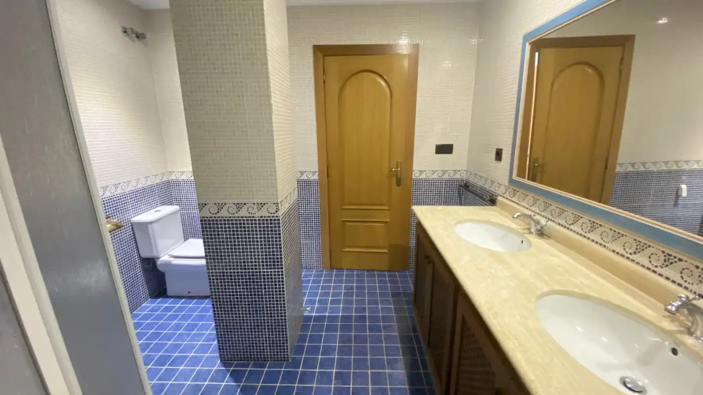 Badezimmer von Dachboden zum Verkauf in Silla mit Klimaanlage, Heizung und Parkett