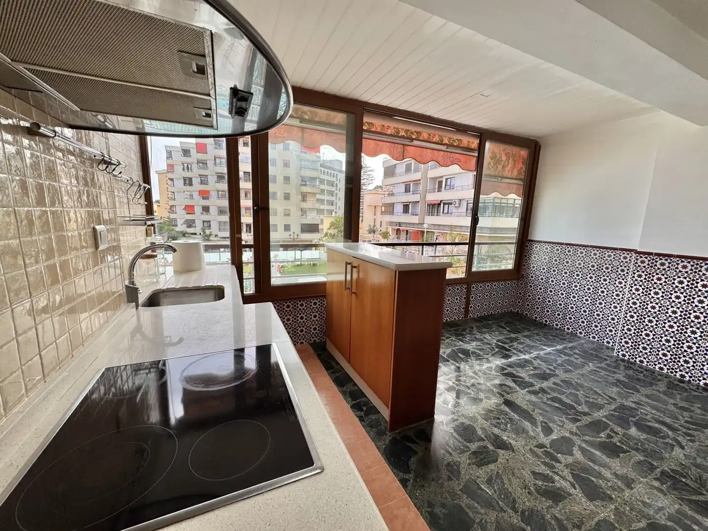 Cocina de Apartamento en venta en Torremolinos con Aire acondicionado, Calefacción y Trastero
