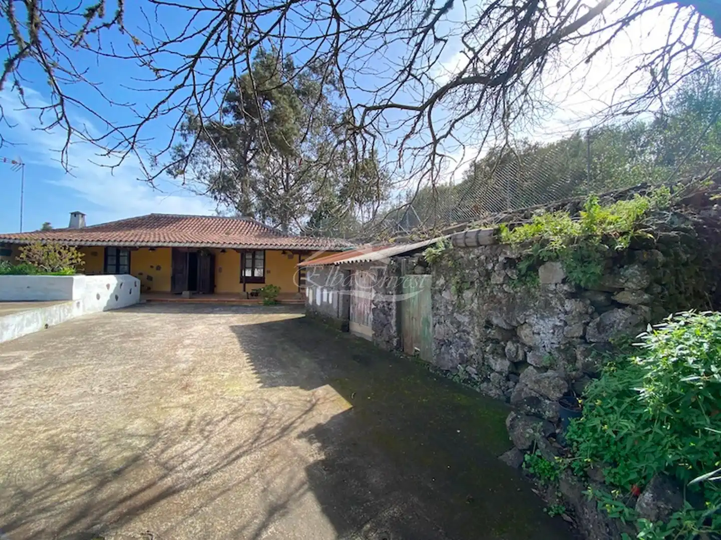 Vista exterior de Casa o xalet en venda en El Tanque amb Jardí privat, Terrassa i Traster