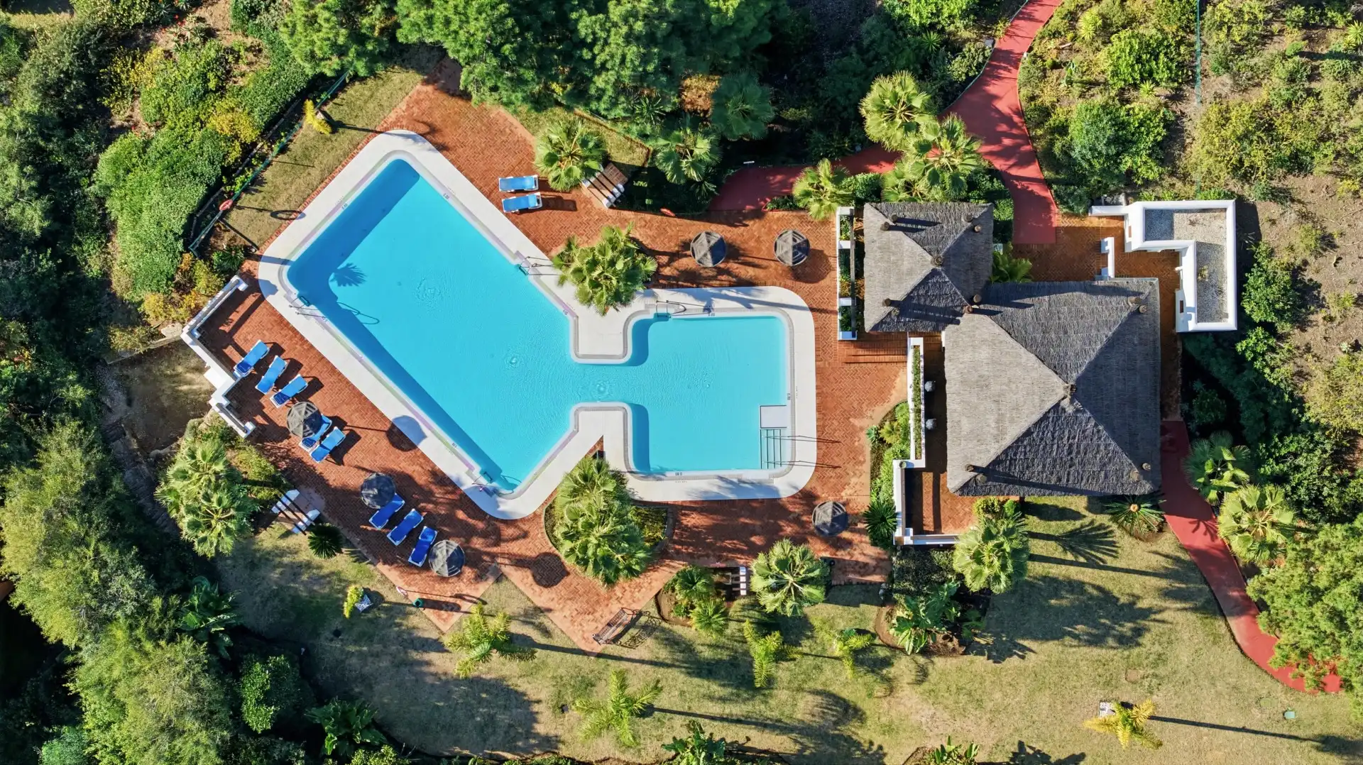 Schwimmbecken von Wohnungen zur Miete in Benahavís mit Klimaanlage, Terrasse und Schwimmbad