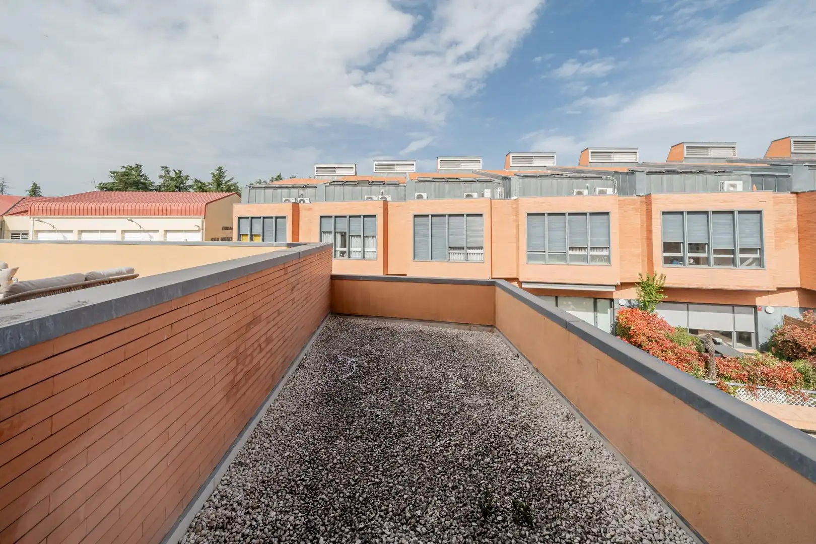 Vista exterior de Casa adosada en venda en Torrelodones amb Aire condicionat, Calefacció i Jardí privat