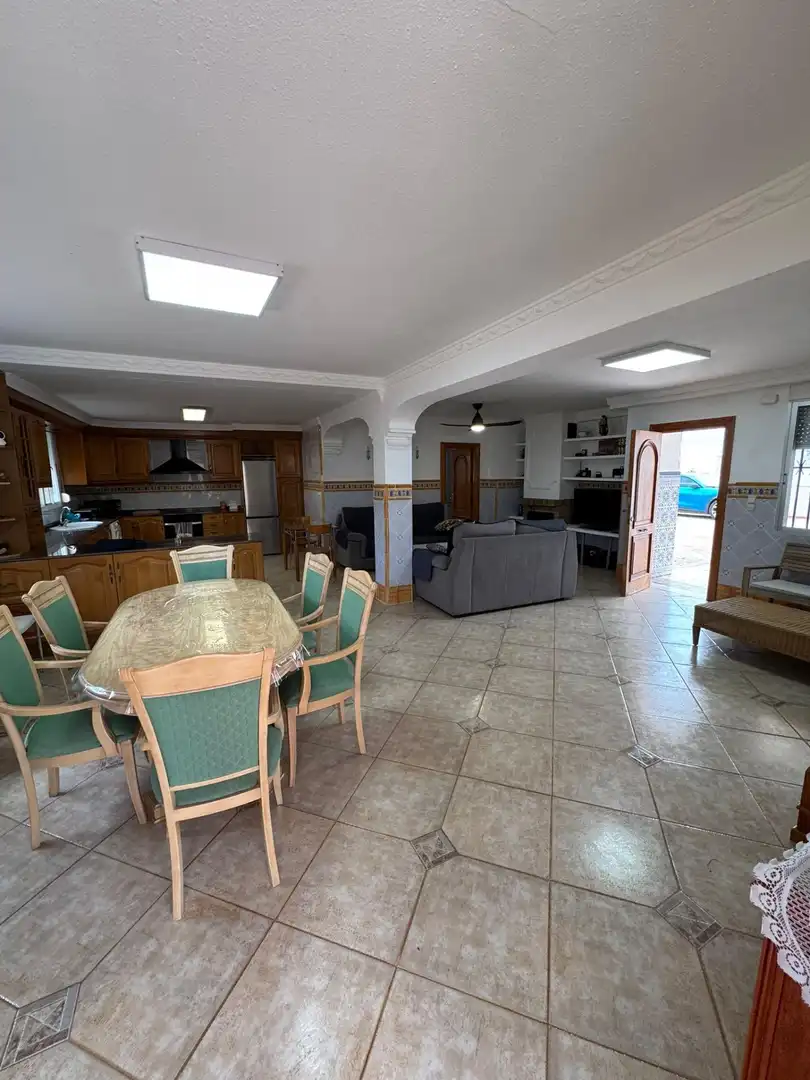 Menjador de Casa o xalet en venda en La Pobla de Vallbona amb Aire condicionat, Jardí privat i Terrassa