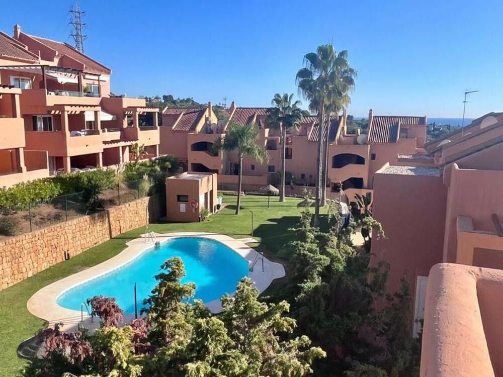 Vista exterior de Àtic en venda en Marbella amb Aire condicionat, Terrassa i Piscina