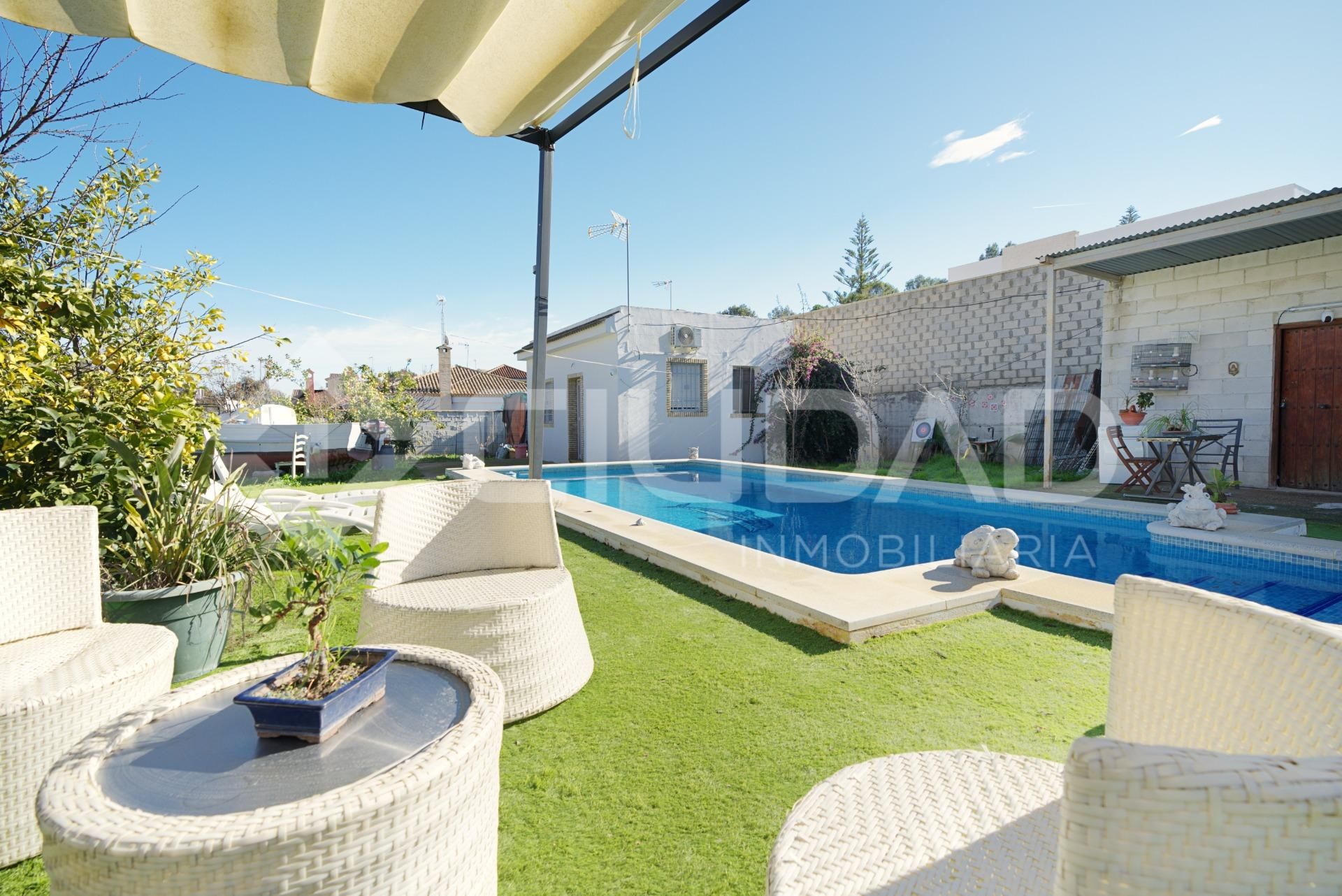 Jardí de Casa o xalet en venda en La Puebla del Río amb Aire condicionat, Jardí privat i Terrassa