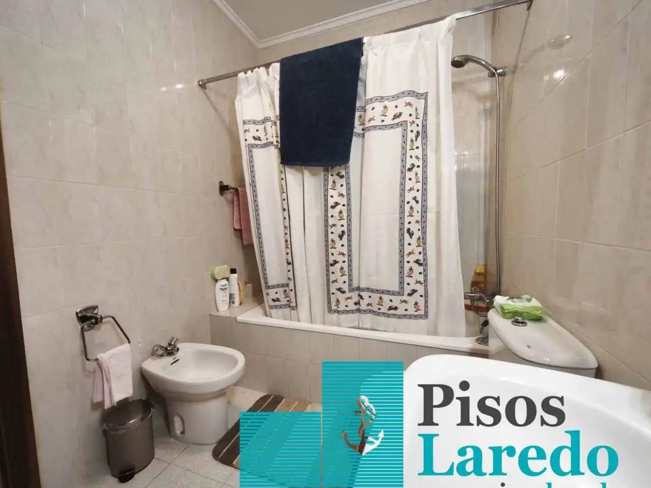Bany de Casa adosada en venda en Laredo amb Calefacció, Jardí privat i Parquet