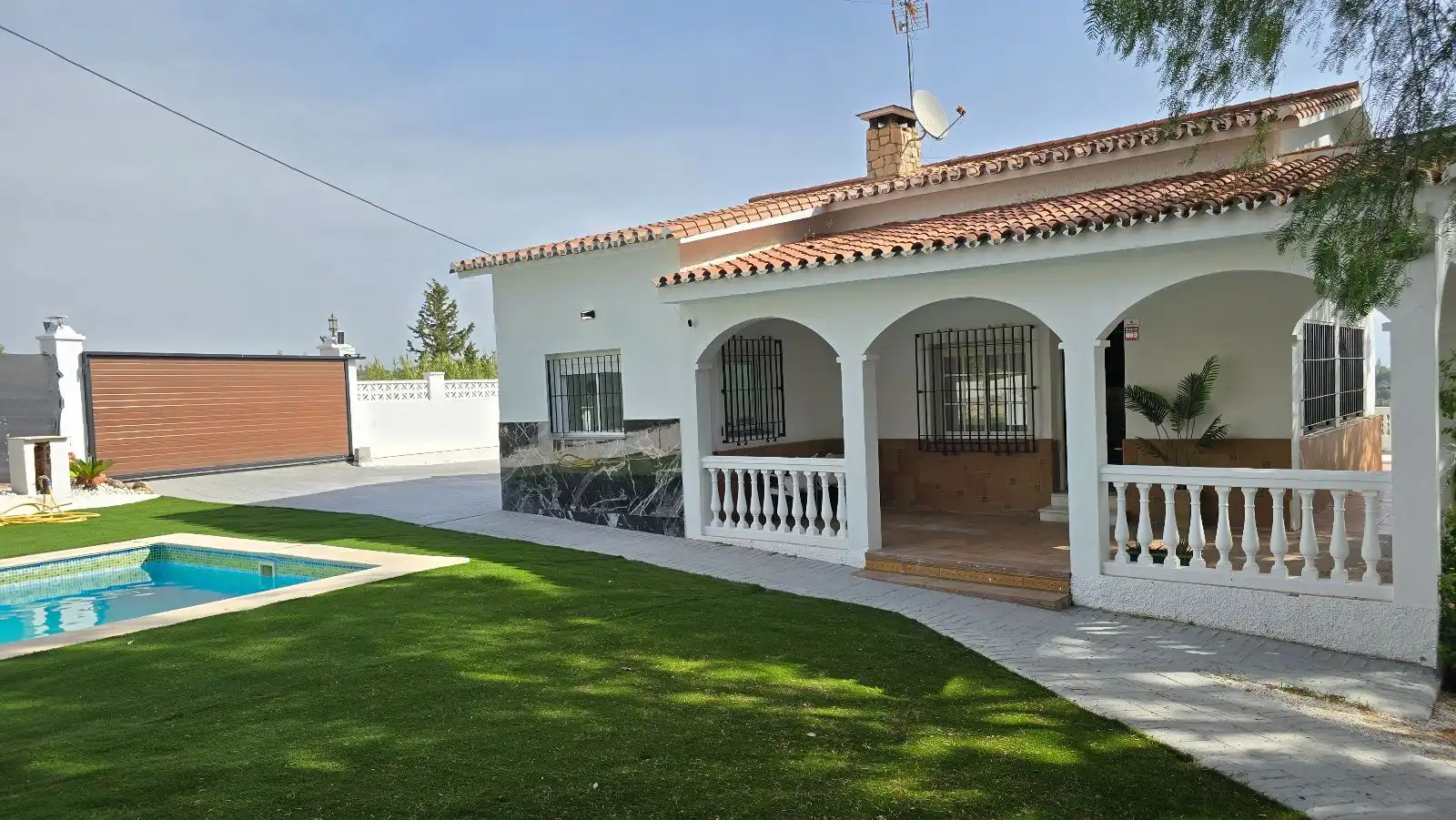 Vista exterior de Casa o xalet en venda en Torremolinos amb Aire condicionat, Terrassa i Traster