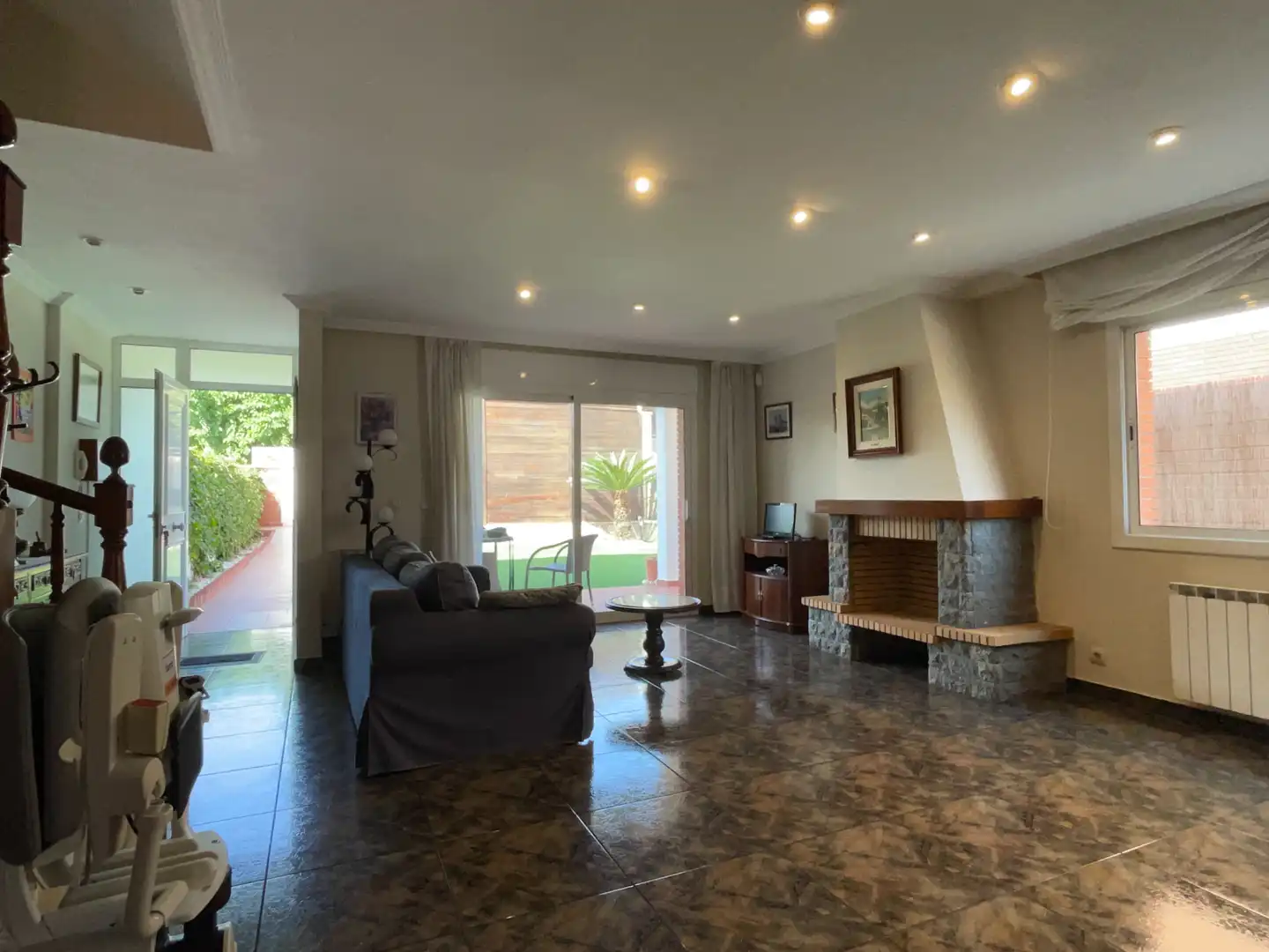 Wohnzimmer von Einfamilien-Reihenhaus zum Verkauf in Sant Vicenç de Montalt mit Klimaanlage, Heizung und Privatgarten