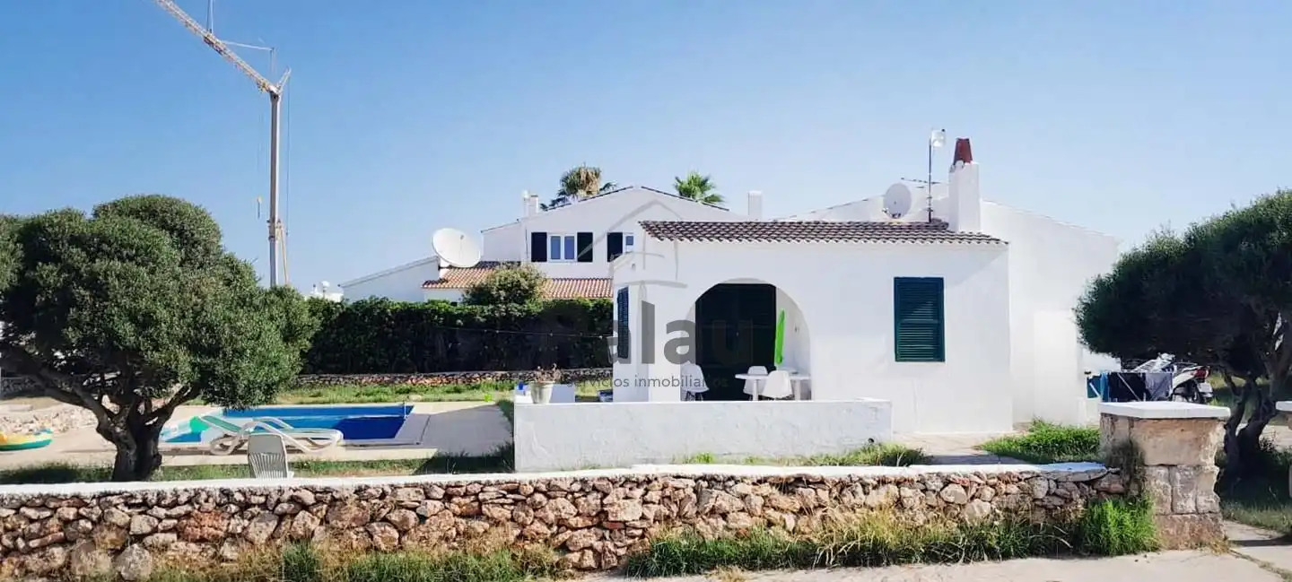 Vista exterior de Casa o xalet en venda en Ciutadella de Menorca amb Jardí privat, Terrassa i Piscina