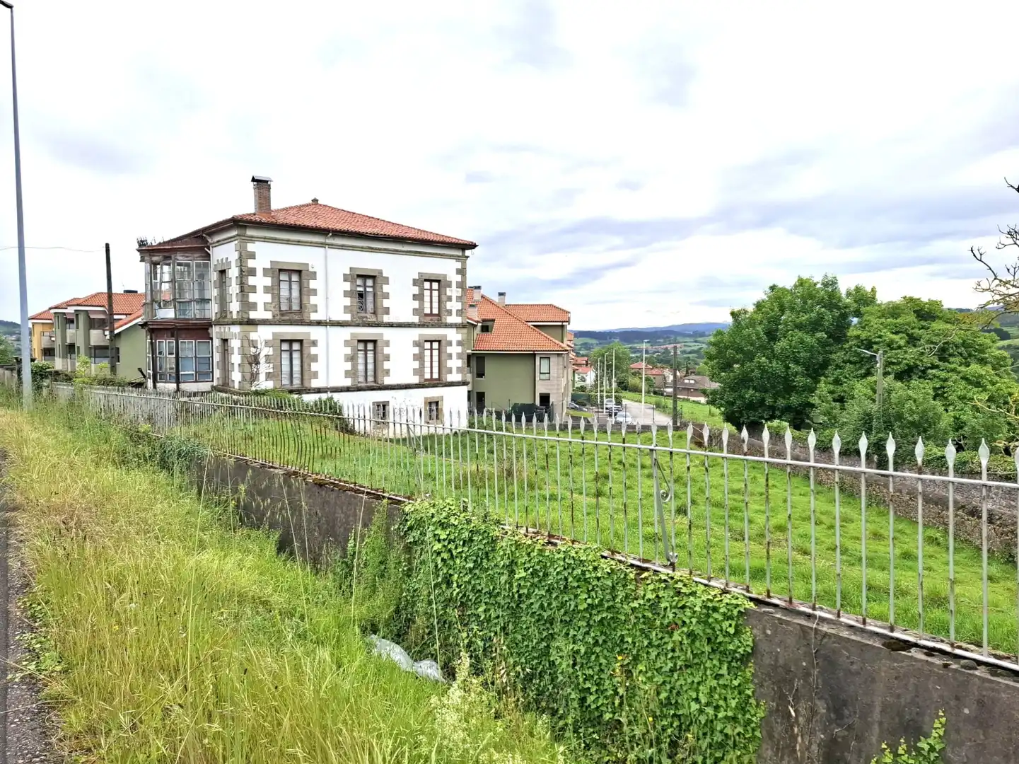 Vista exterior de Casa o xalet en venda en Reocín amb Jardí privat i Traster