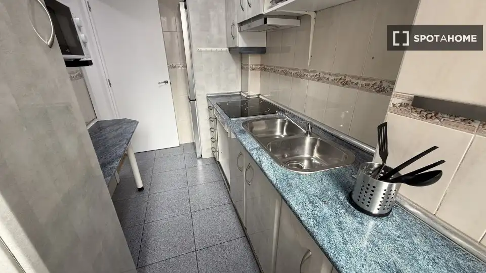 Cuina de Pis de lloguer en Alcalá de Henares amb Aire condicionat, Calefacció i Moblat