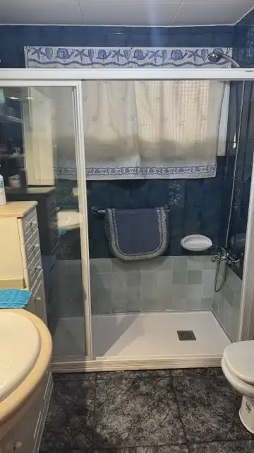 Badezimmer von Wohnung zum Verkauf in Cornellà de Llobregat mit Klimaanlage, Heizung und Ofen