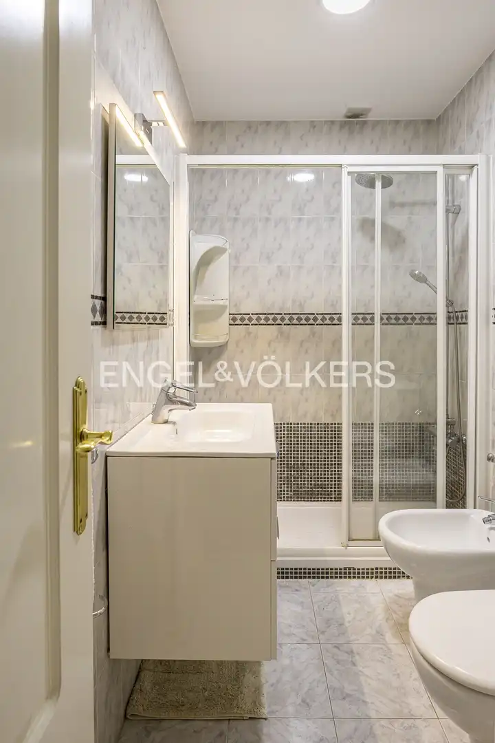 Badezimmer von Haus oder Chalet zum Verkauf in Madrid mit Klimaanlage, Heizung und Privatgarten