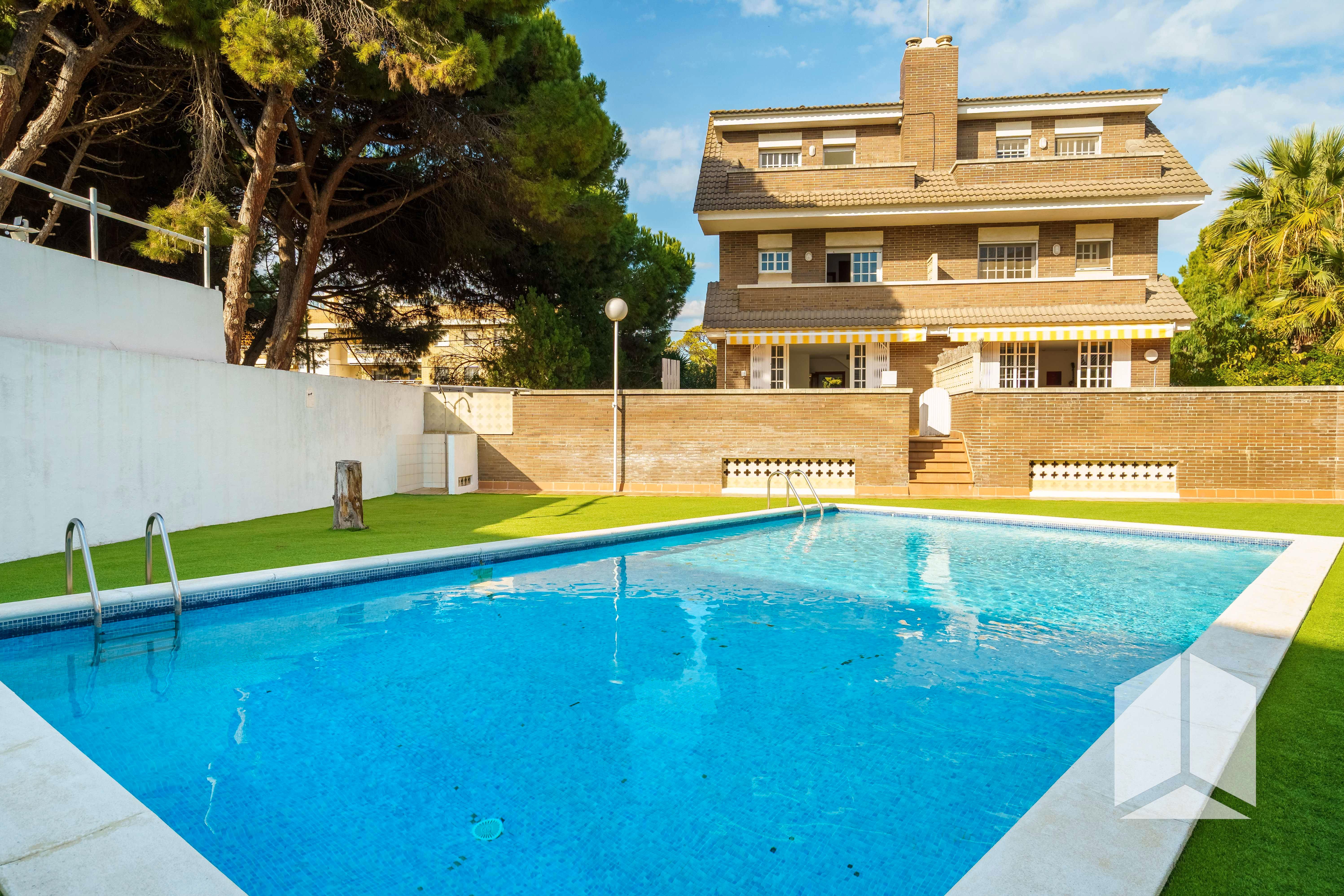 Swimming pool of Single-family semi-detached for sale in Castelldefels  with Air Conditioner, Heating and Terrace