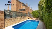 Vista exterior de Casa adosada en venda en  Granada Capital amb Aire condicionat, Terrassa i Piscina