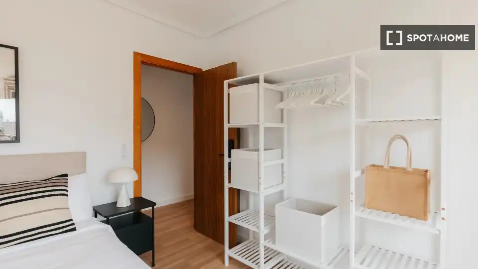 Habitación de Piso de alquiler en Valencia con Aire acondicionado, Calefacción y Amueblado
