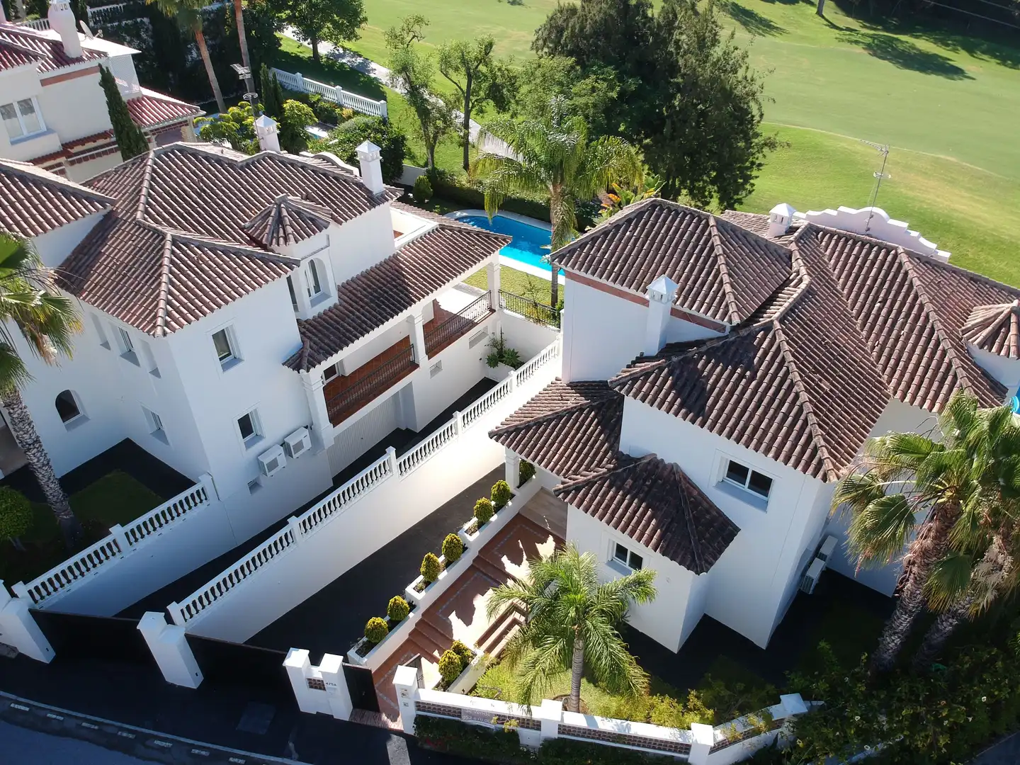 Vista exterior de Casa o xalet en venda en Marbella amb Aire condicionat, Calefacció i Jardí privat