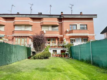Adosado con jardín en venta en Calle el Lago