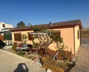 Exterior view of Country house for sale in Castellanos de Villiquera  with Private garden, Terrace and Storage room