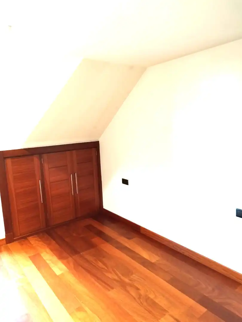 Flat for rent in Vigo   with Parquet flooring