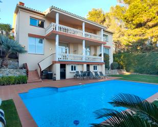 Piscina de Casa o xalet en venda en Cabrils amb Aire condicionat, Jardí privat i Parquet