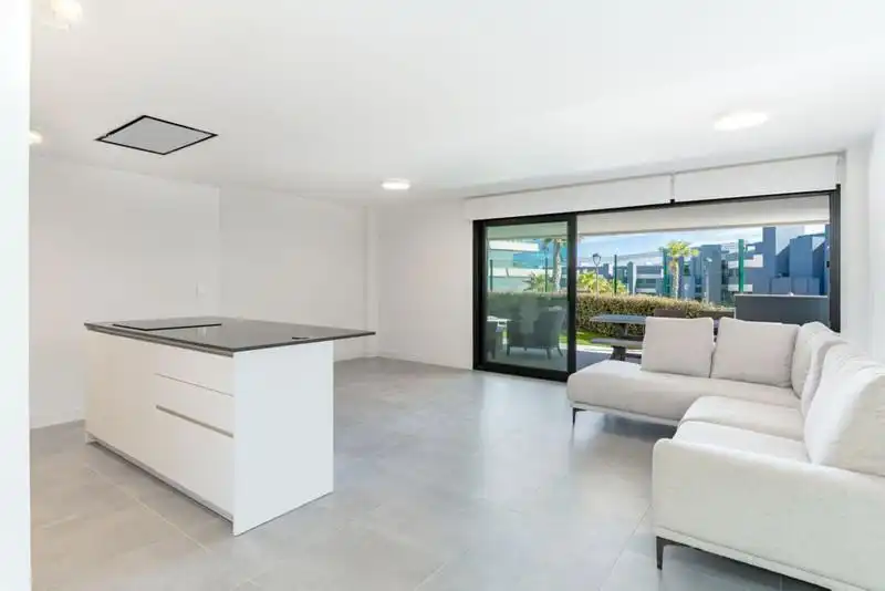 Sala de estar de Planta baja de alquiler en Estepona con Aire acondicionado, Jardín privado y Terraza