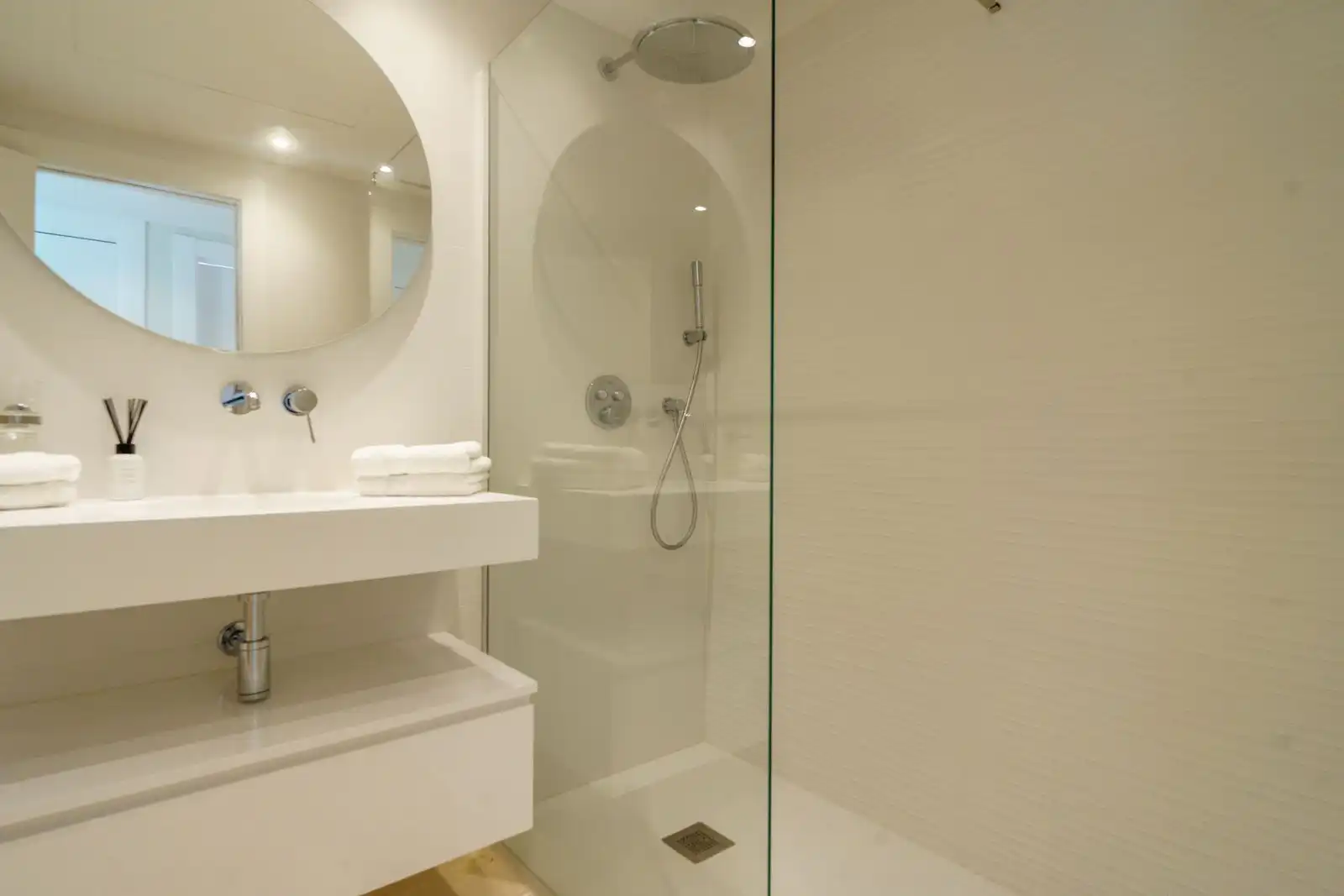 Badezimmer von Wohnung zum Verkauf in Benahavís mit Terrasse, Abstellraum und Möbliert