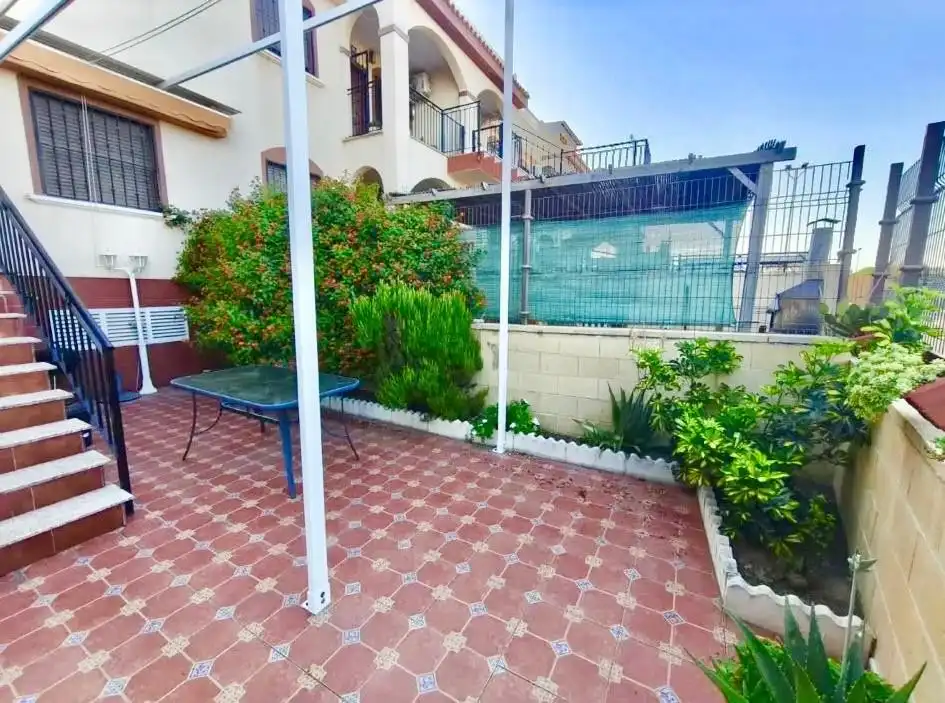 Terrassa de Casa adosada de lloguer en Torrevieja amb Aire condicionat, Terrassa i Piscina