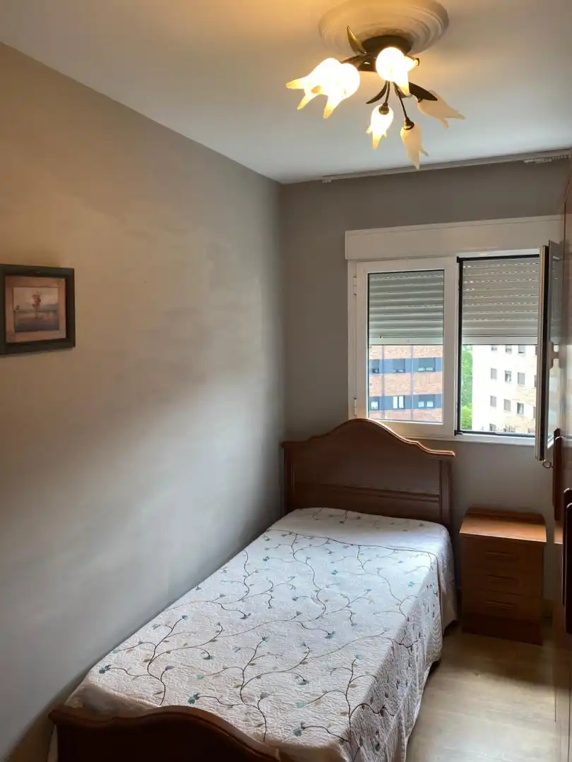 Habitación de Piso en venta en Avilés con Amueblado y Balcón