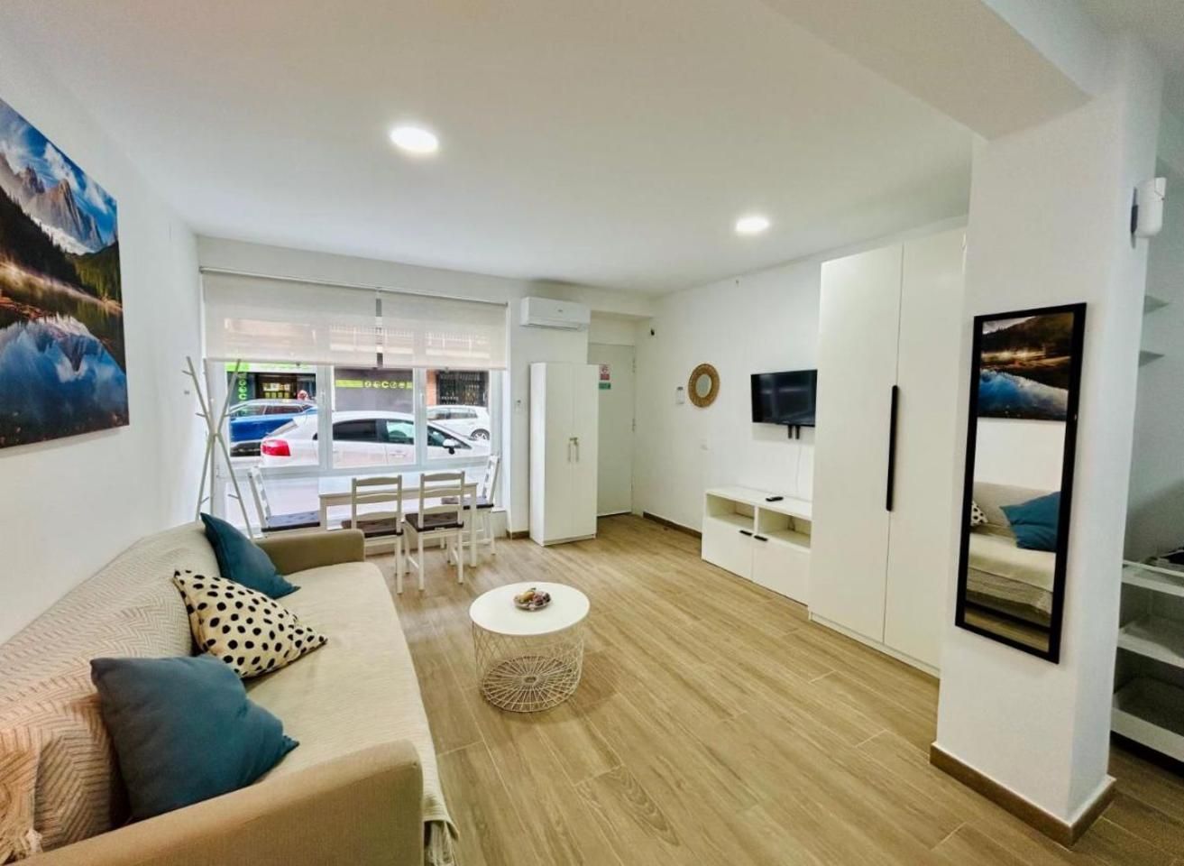 Sala d'estar de Estudi en venda en  Madrid Capital amb Aire condicionat i Moblat