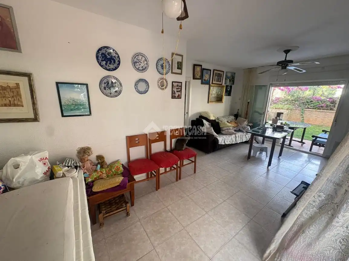 Sala d'estar de Casa adosada en venda en Espartinas amb Aire condicionat, Jardí privat i Terrassa