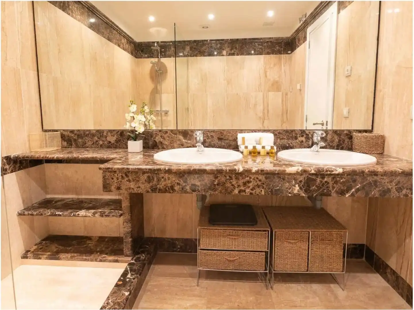 Baño de Piso en venta en Marbella con Aire acondicionado, Terraza y Amueblado
