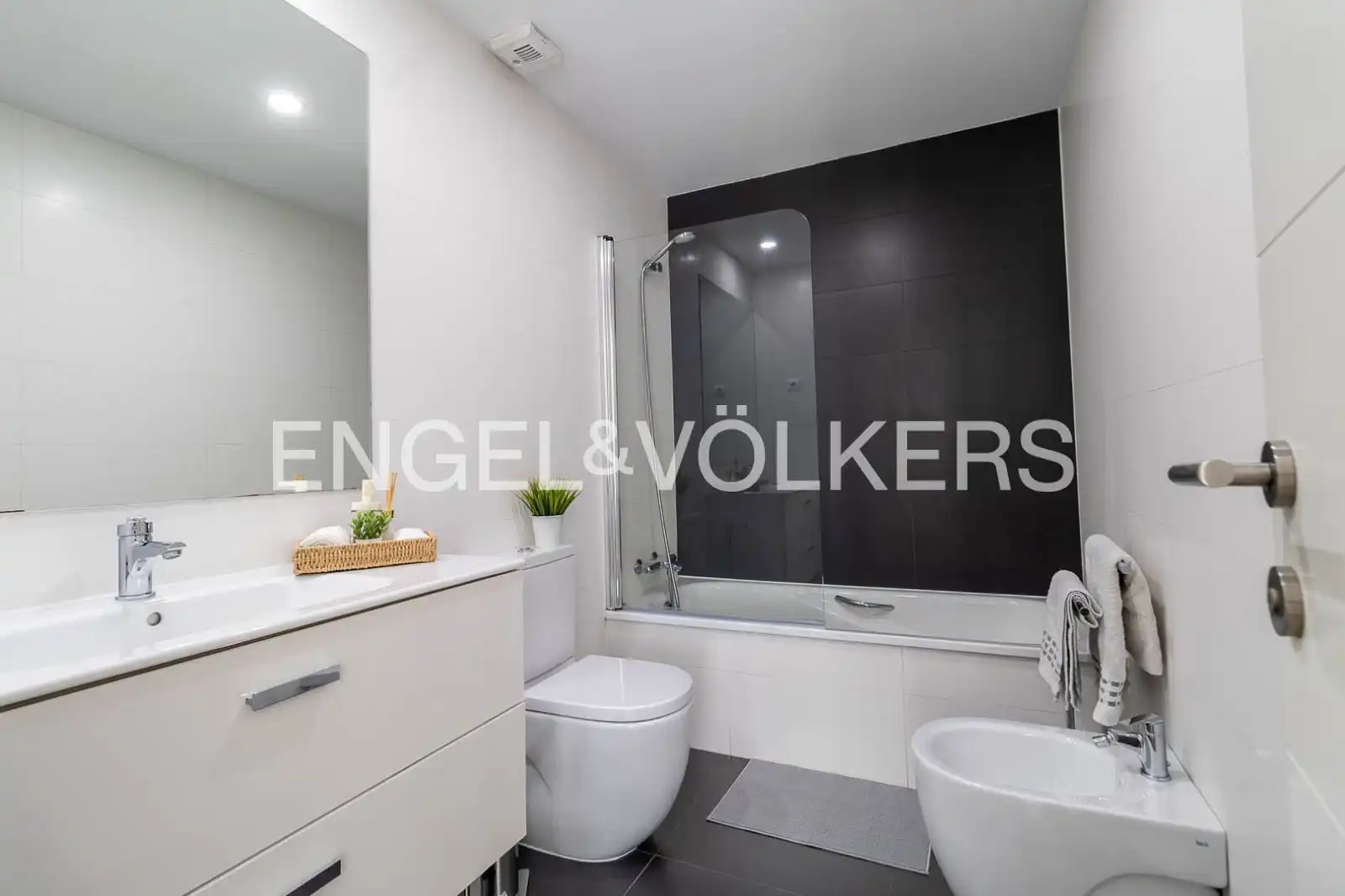 Bathroom of Flat for rent in Madrid  with Air Conditioner, Heating and Private garden