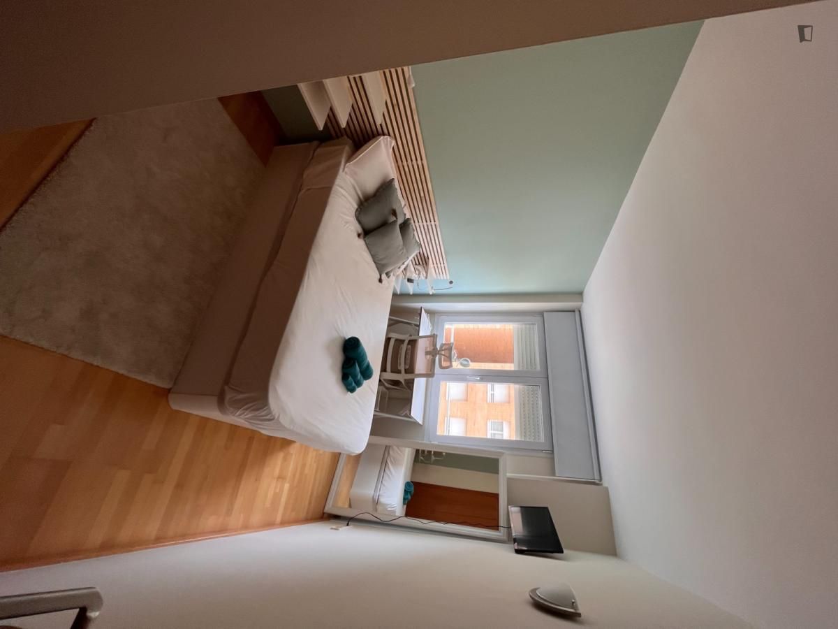 Dormitori de Apartament per a compartir en Girona Capital amb Aire condicionat, Calefacció i Moblat