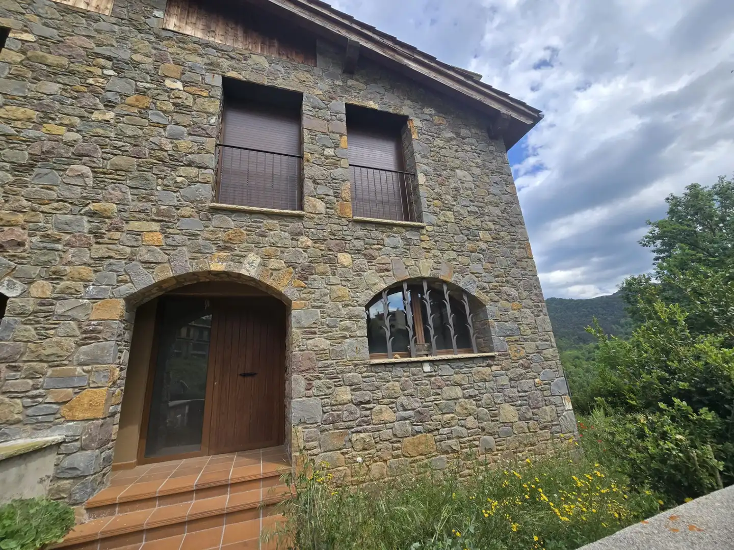 Vista exterior de Casa o xalet en venda en Vallfogona de Ripollès amb Calefacció, Jardí privat i Parquet