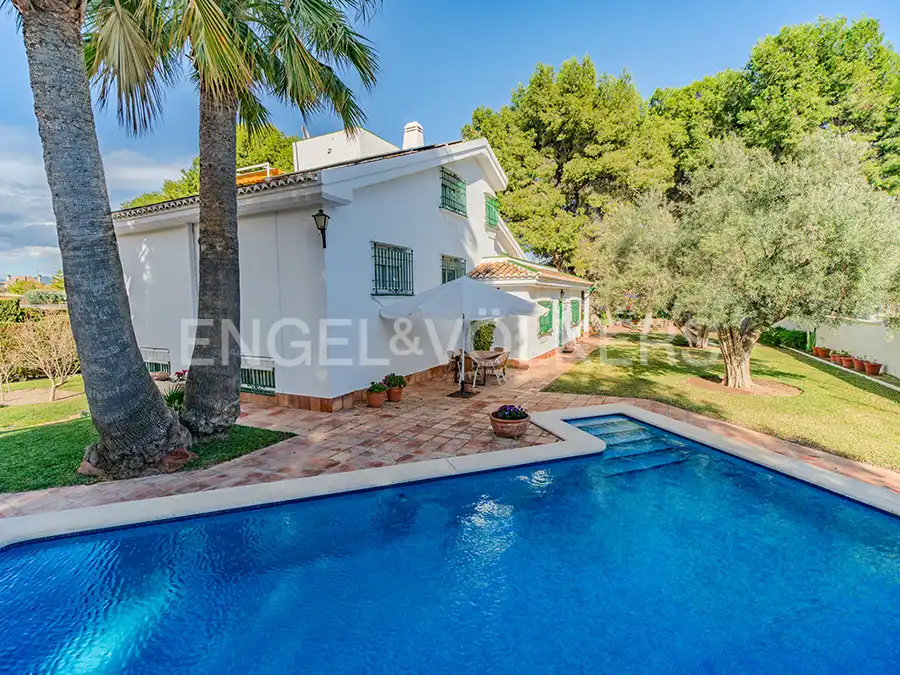 Vista exterior de Casa o xalet en venda en Alicante / Alacant amb Aire condicionat, Calefacció i Jardí privat