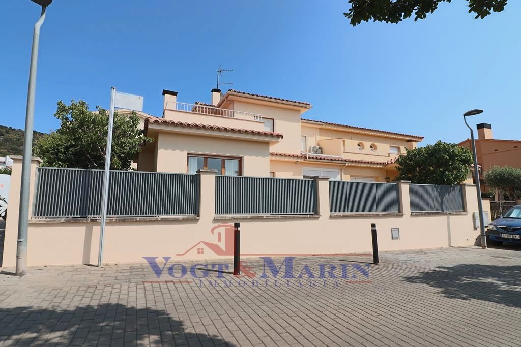 Vista exterior de Casa adosada en venda en Roses amb Aire condicionat, Calefacció i Jardí privat