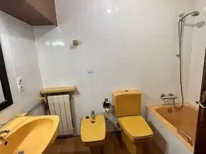 Badezimmer von Einfamilien-Reihenhaus zum Verkauf in Vic mit Heizung, Terrasse und Ofen