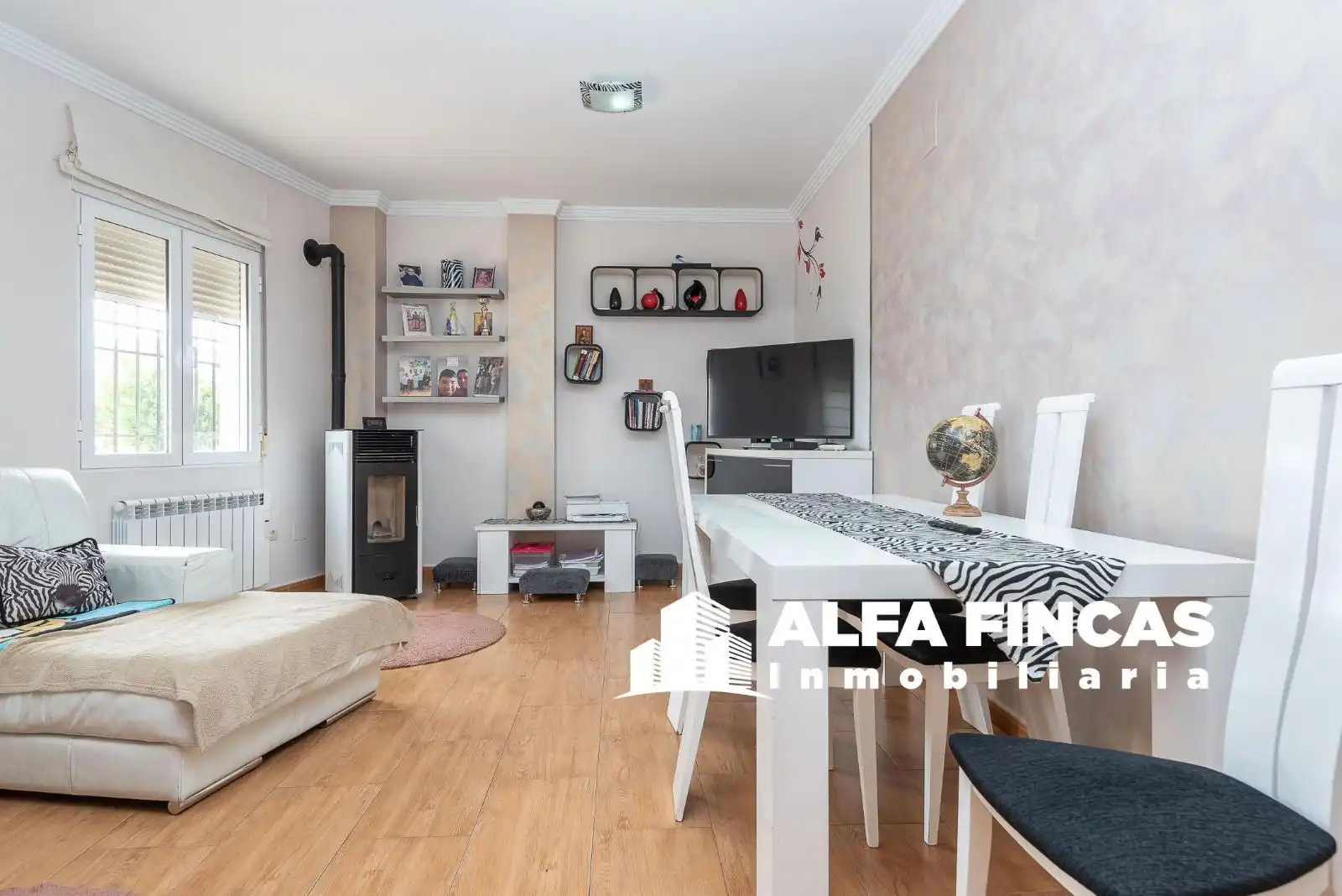 Sala d'estar de Casa adosada en venda en Honrubia amb Calefacció, Jardí privat i Terrassa
