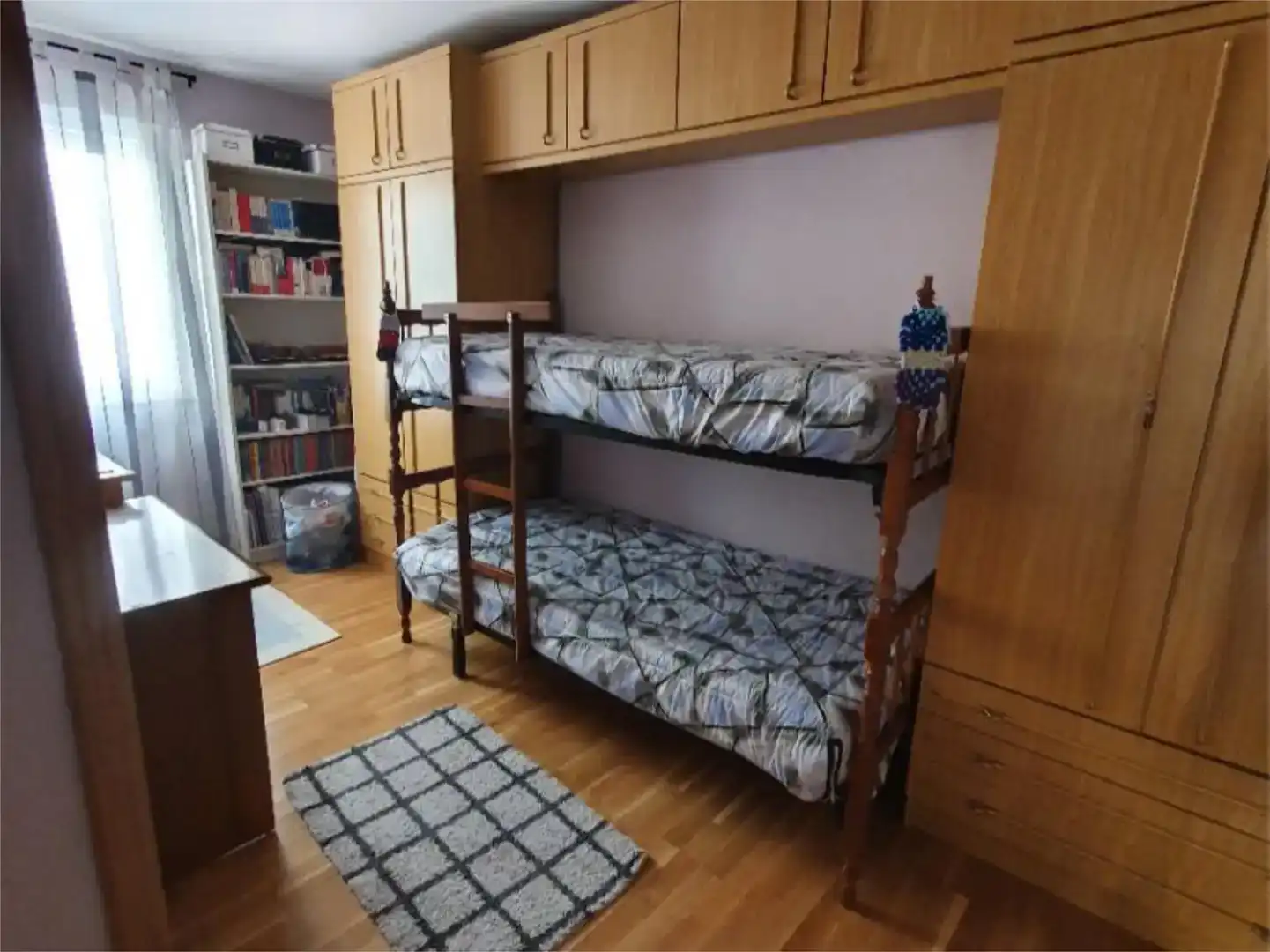 Dormitori de Pis en venda en León Capital  amb Calefacció, Parquet i Moblat