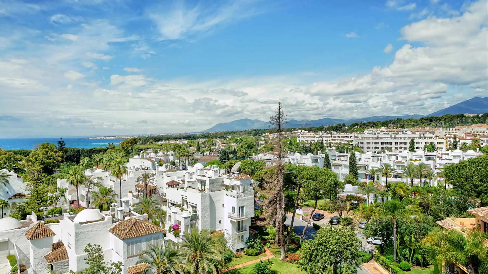 Vista exterior de Ático en venta en Marbella con Aire acondicionado, Terraza y Piscina