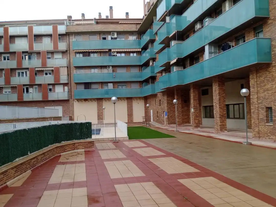 Vista exterior de Local en venda en Huesca amb Aire condicionat i Terrassa