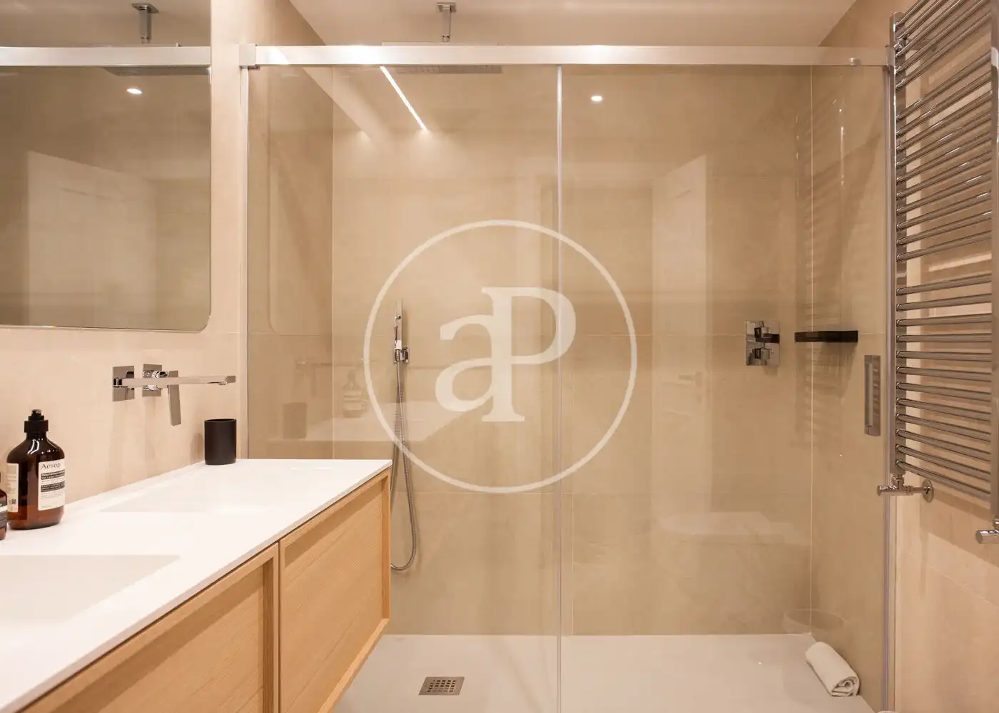 Bathroom of Flat for rent in Madrid  with Air Conditioner, Heating and Furnished