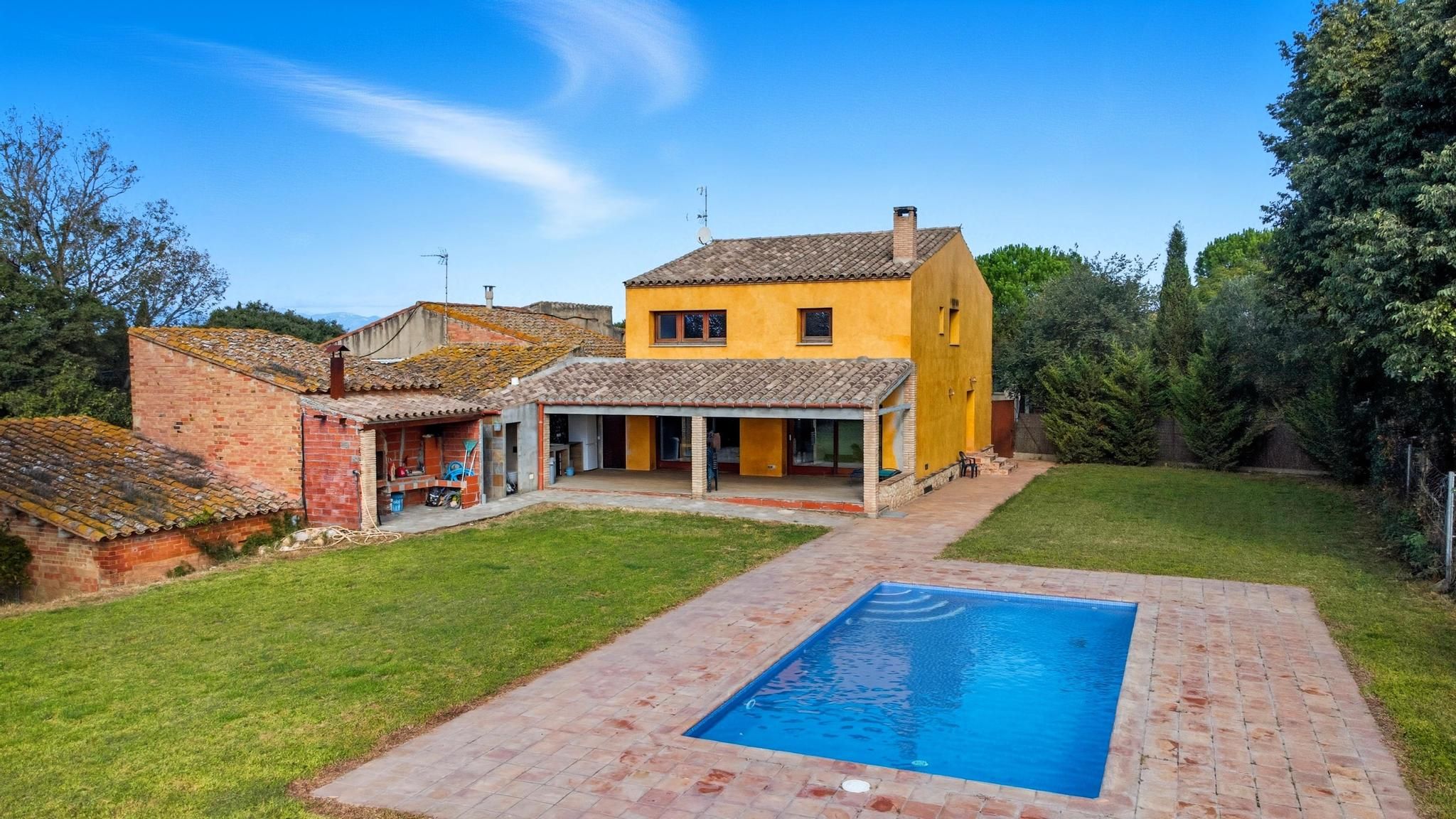 Vista exterior de Finca rústica en venda en Garrigàs amb Jardí privat, Terrassa i Piscina