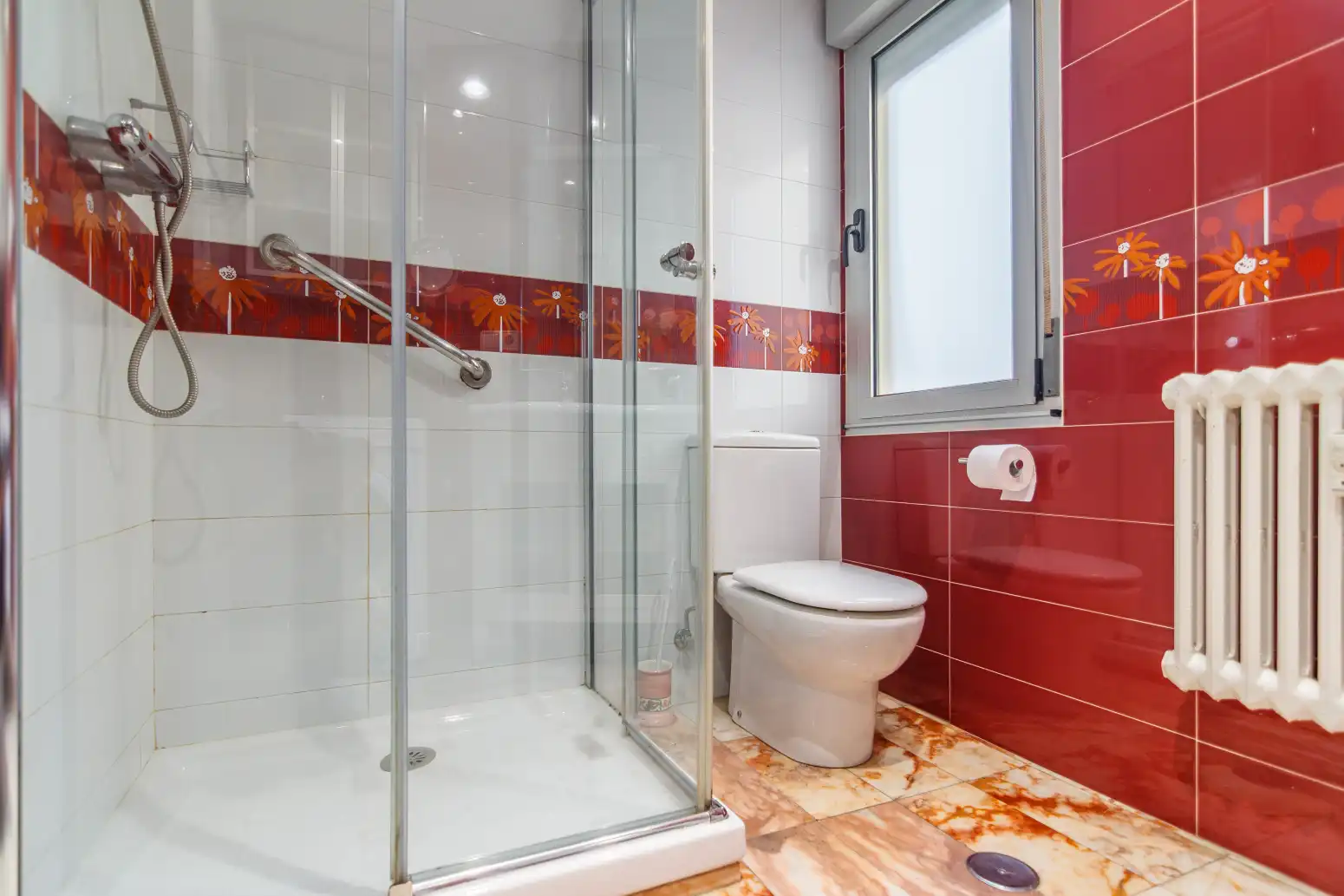 Bany de Pis en venda en Oviedo  amb Calefacció, Terrassa i Traster