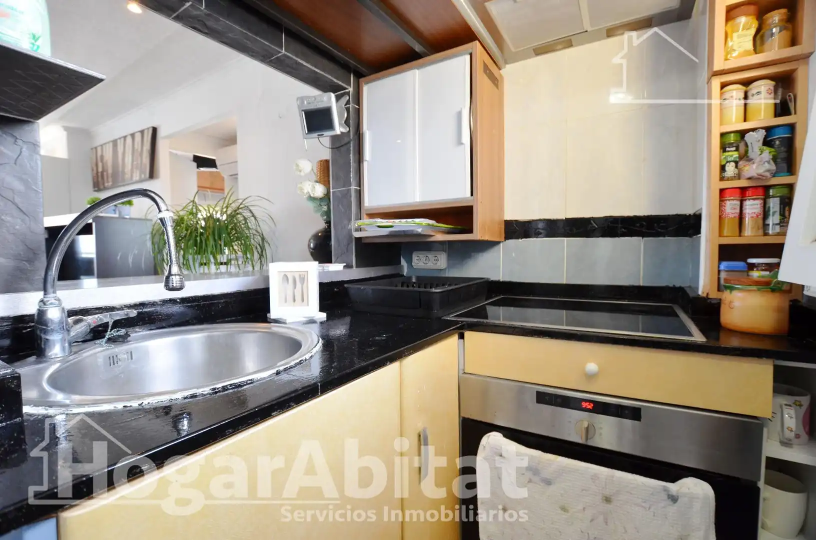 Küche von Wohnung zum Verkauf in Gandia mit Klimaanlage, Privatgarten und Gemeinschaftspool