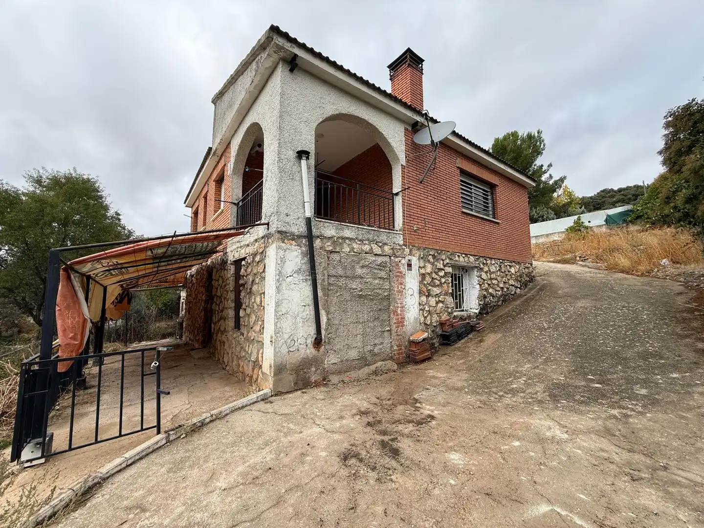 Vista exterior de Casa o xalet en venda en Fuentenovilla amb Jardí privat i Terrassa
