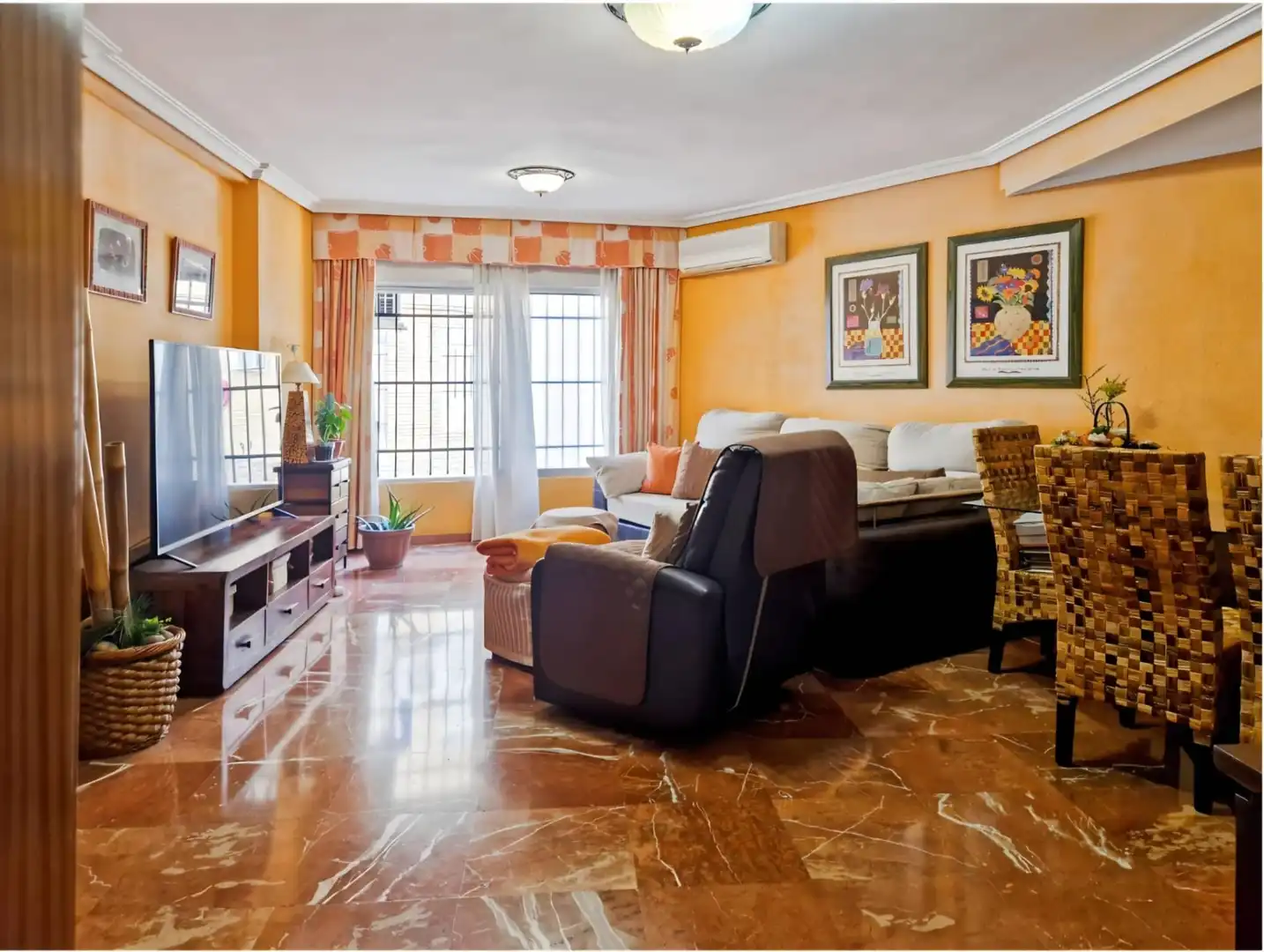 Living room of Flat for sale in Sevilla  with Air Conditioner and Storage room