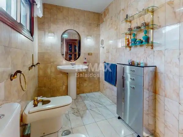 Bany de Casa o xalet en venda en Vigo  amb Calefacció, Jardí privat i Terrassa